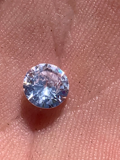 Moissanite, de 5mm x5 x4 - 1,33 carat. Excellente alternative au diamant, appréciée pour sa brillance exceptionnelle, parfait en collection, bijouterie, exposition...