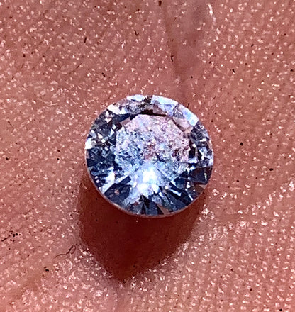 Moissanite, de 5mm x5 x4 - 1,33 carat. Excellente alternative au diamant, appréciée pour sa brillance exceptionnelle, parfait en collection, bijouterie, exposition...
