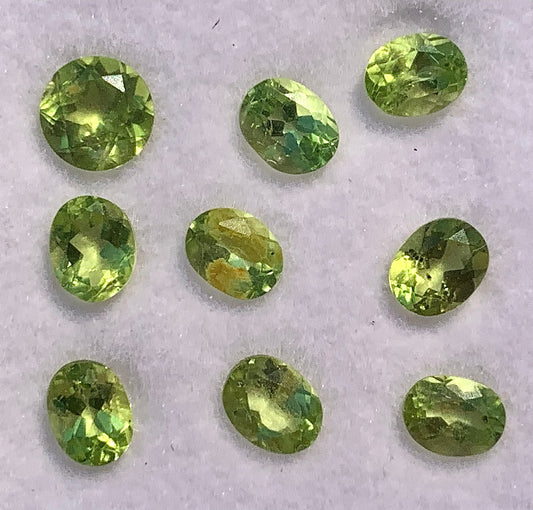 Péridot, pierres facettées vendus en lot ou à l'unité, de 5mm x4 x2 environ - 0,5 carat en moyenne. Parfait en collection, bijouterie, exposition...