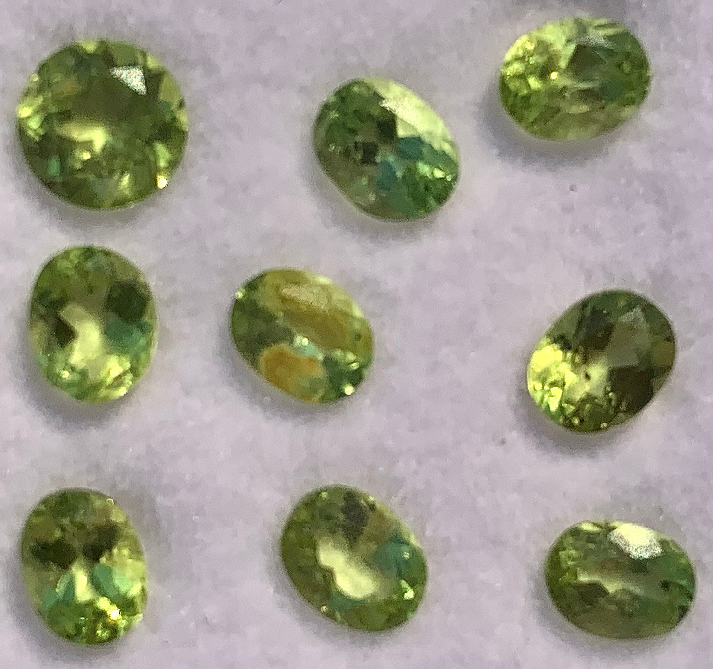 Péridot, pierres facettées vendus en lot ou à l'unité, de 5mm x4 x2 environ - 0,5 carat en moyenne. Parfait en collection, bijouterie, exposition...