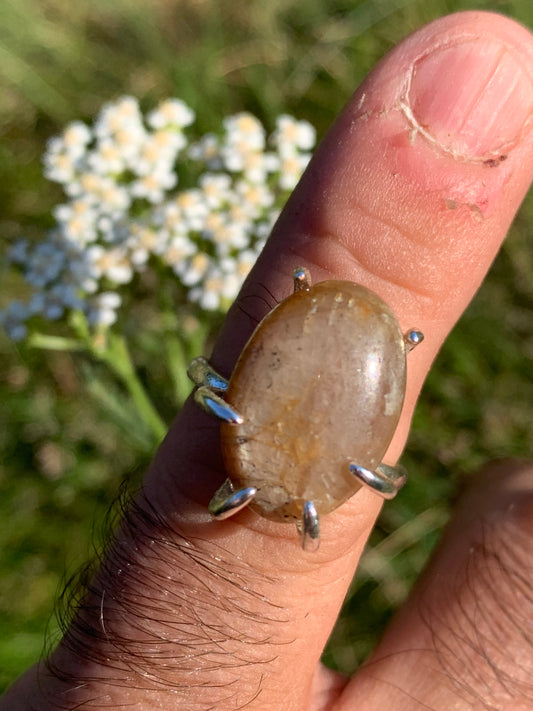 Bague en Saphir doré étoilé montée sur Argent 0.925. Taille réglable, superbe pierre assez rare et peu connue !