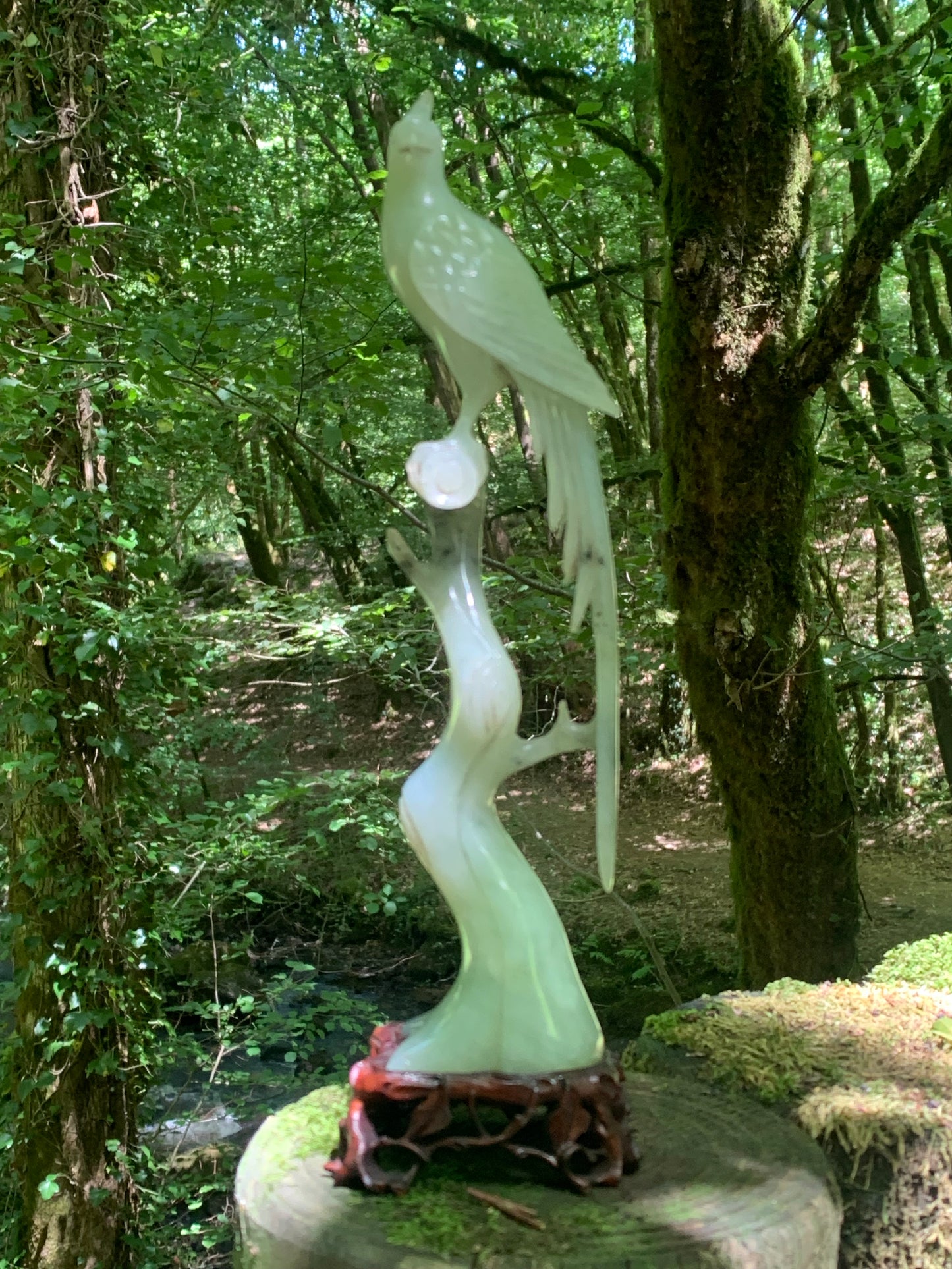Jadéite, sculpture de Paon/ Faisan sur tronc. Sculpté à la main et base en bois ajouré. 28 centimètres de haut x 8 x 6,5. Période 20ème siécle, objet d'art rare, superbe et précieux !