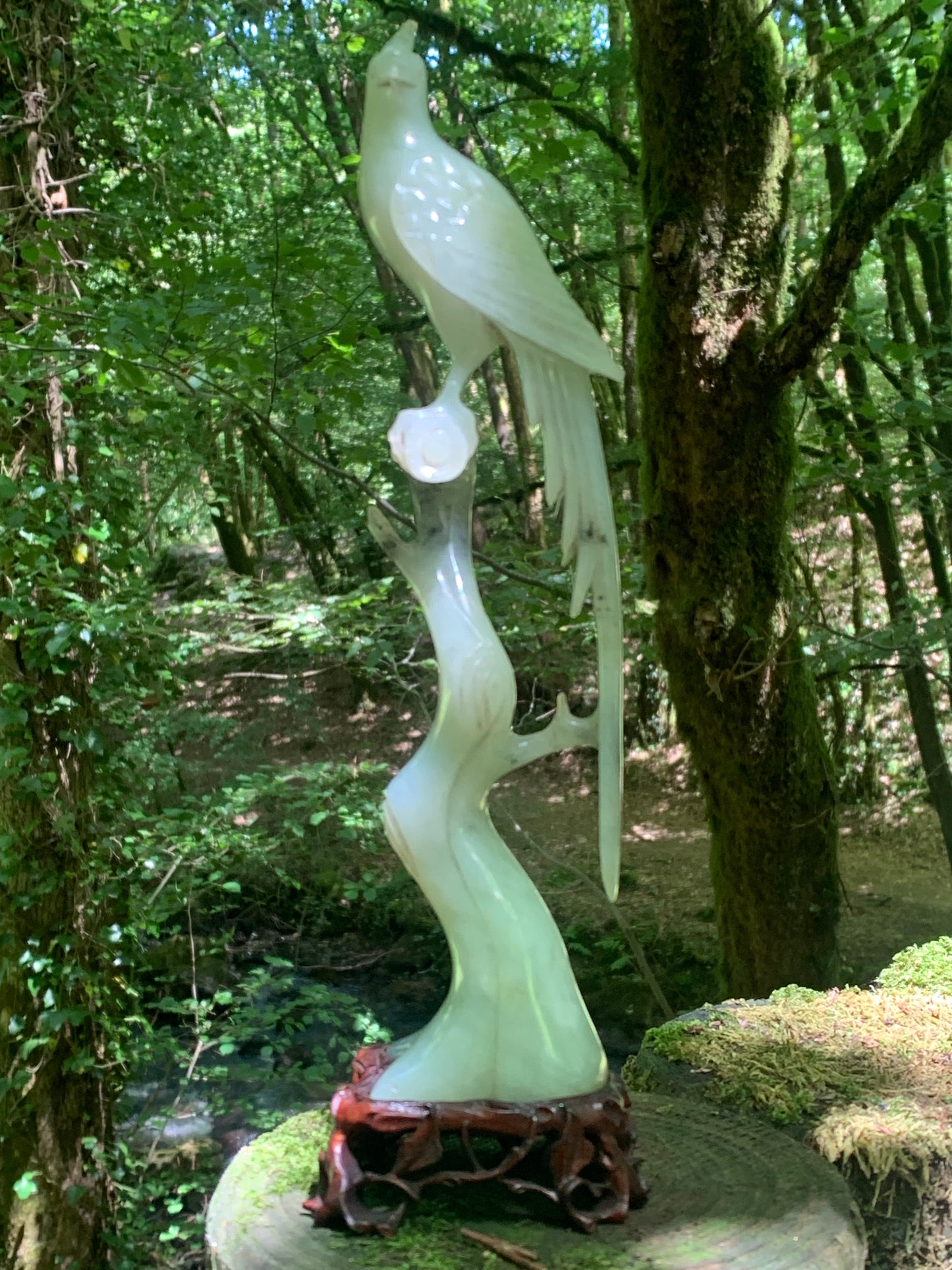Jadéite, sculpture de Paon/ Faisan sur tronc. Sculpté à la main et base en bois ajouré. 28 centimètres de haut x 8 x 6,5. Période 20ème siécle, objet d'art rare, superbe et précieux !