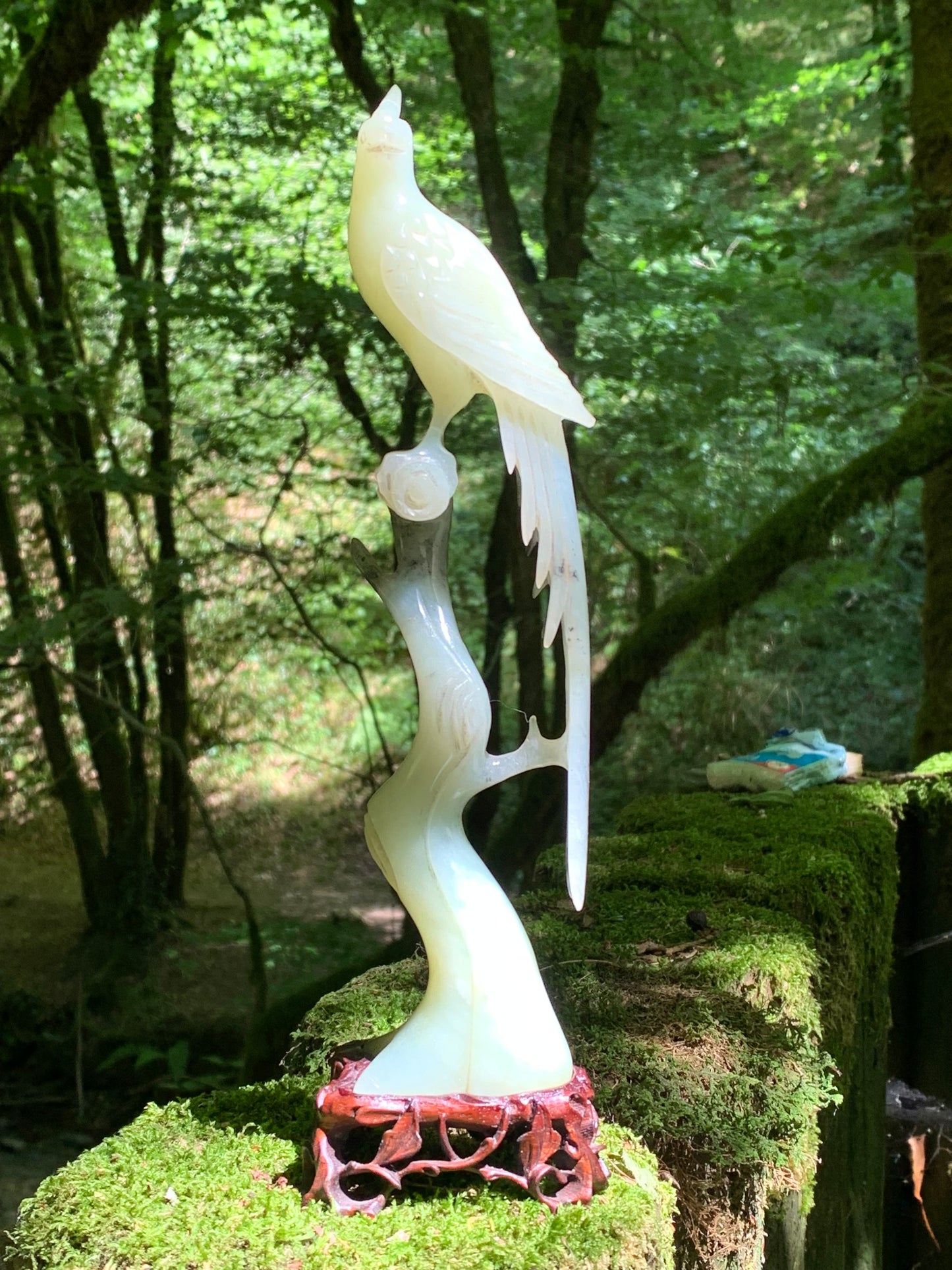 Jadéite, sculpture de Paon/ Faisan sur tronc. Sculpté à la main et base en bois ajouré. 28 centimètres de haut x 8 x 6,5. Période 20ème siécle, objet d'art rare, superbe et précieux !