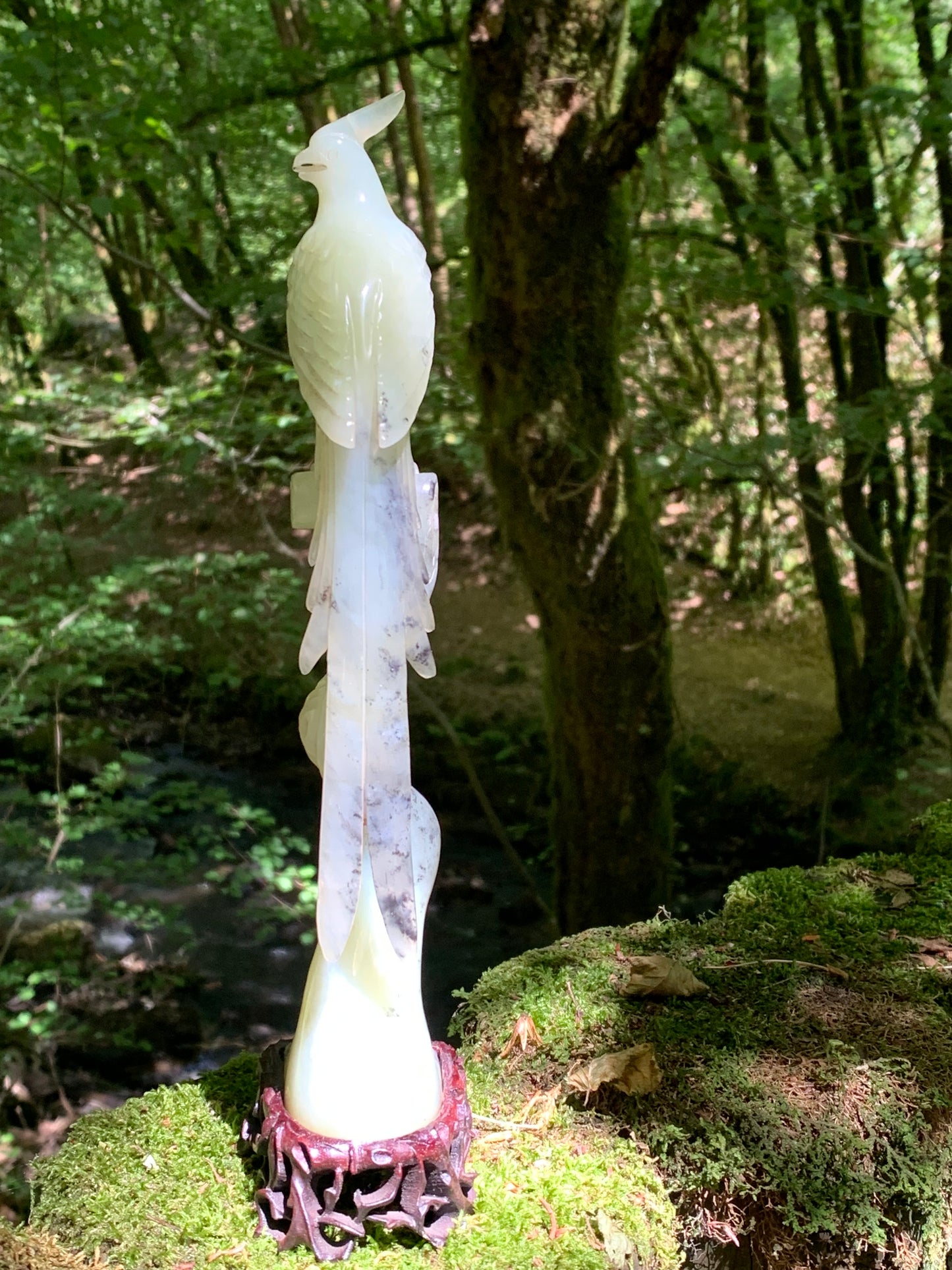 Jadéite, sculpture de Paon/ Faisan sur tronc. Sculpté à la main et base en bois ajouré. 28 centimètres de haut x 8 x 6,5. Période 20ème siécle, objet d'art rare, superbe et précieux !