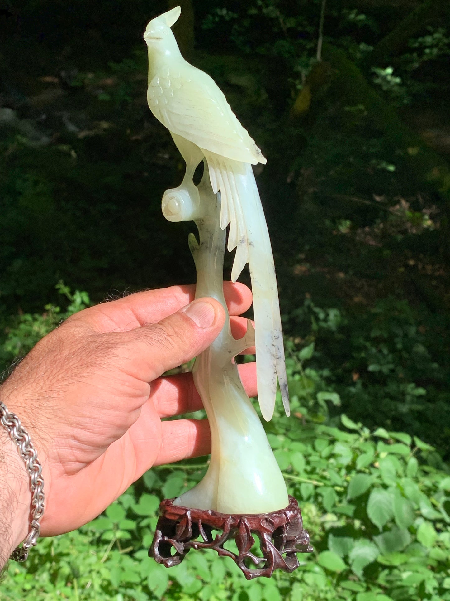 Jadéite, sculpture de Paon/ Faisan sur tronc. Sculpté à la main et base en bois ajouré. 28 centimètres de haut x 8 x 6,5. Période 20ème siécle, objet d'art rare, superbe et précieux !