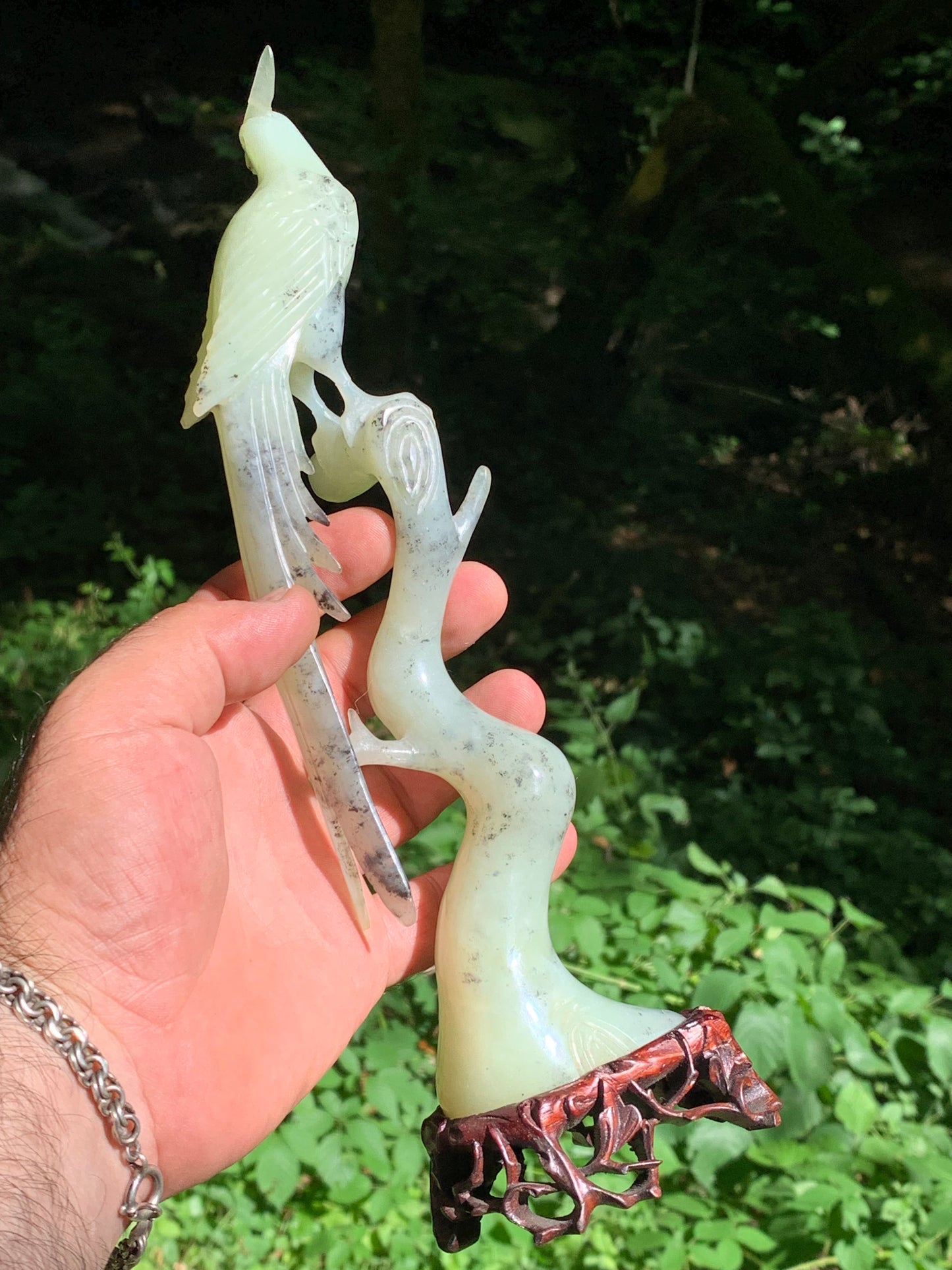 Jadéite, sculpture de Paon/ Faisan sur tronc. Sculpté à la main et base en bois ajouré. 28 centimètres de haut x 8 x 6,5. Période 20ème siécle, objet d'art rare, superbe et précieux !