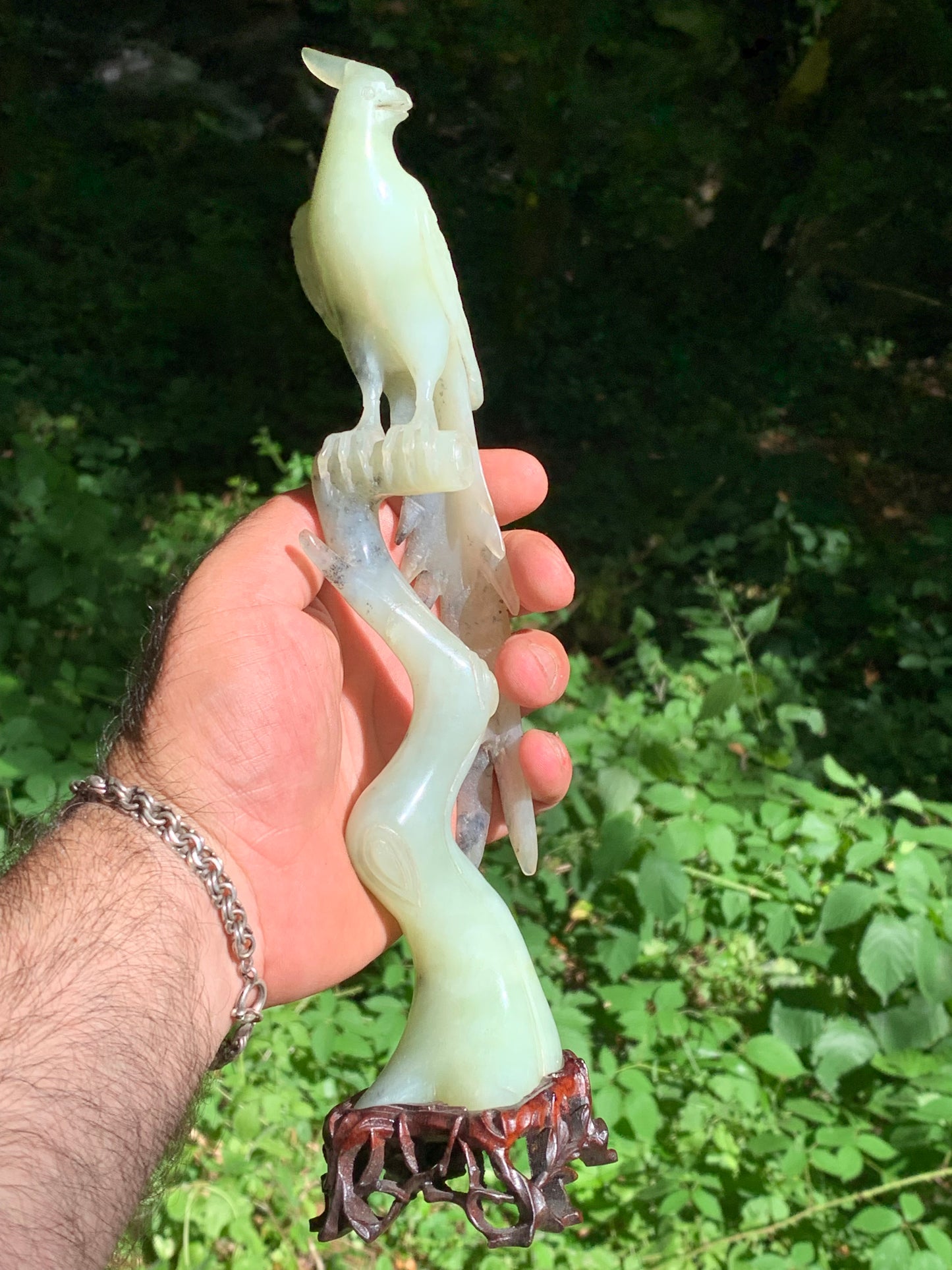 Jadéite, sculpture de Paon/ Faisan sur tronc. Sculpté à la main et base en bois ajouré. 28 centimètres de haut x 8 x 6,5. Période 20ème siécle, objet d'art rare, superbe et précieux !