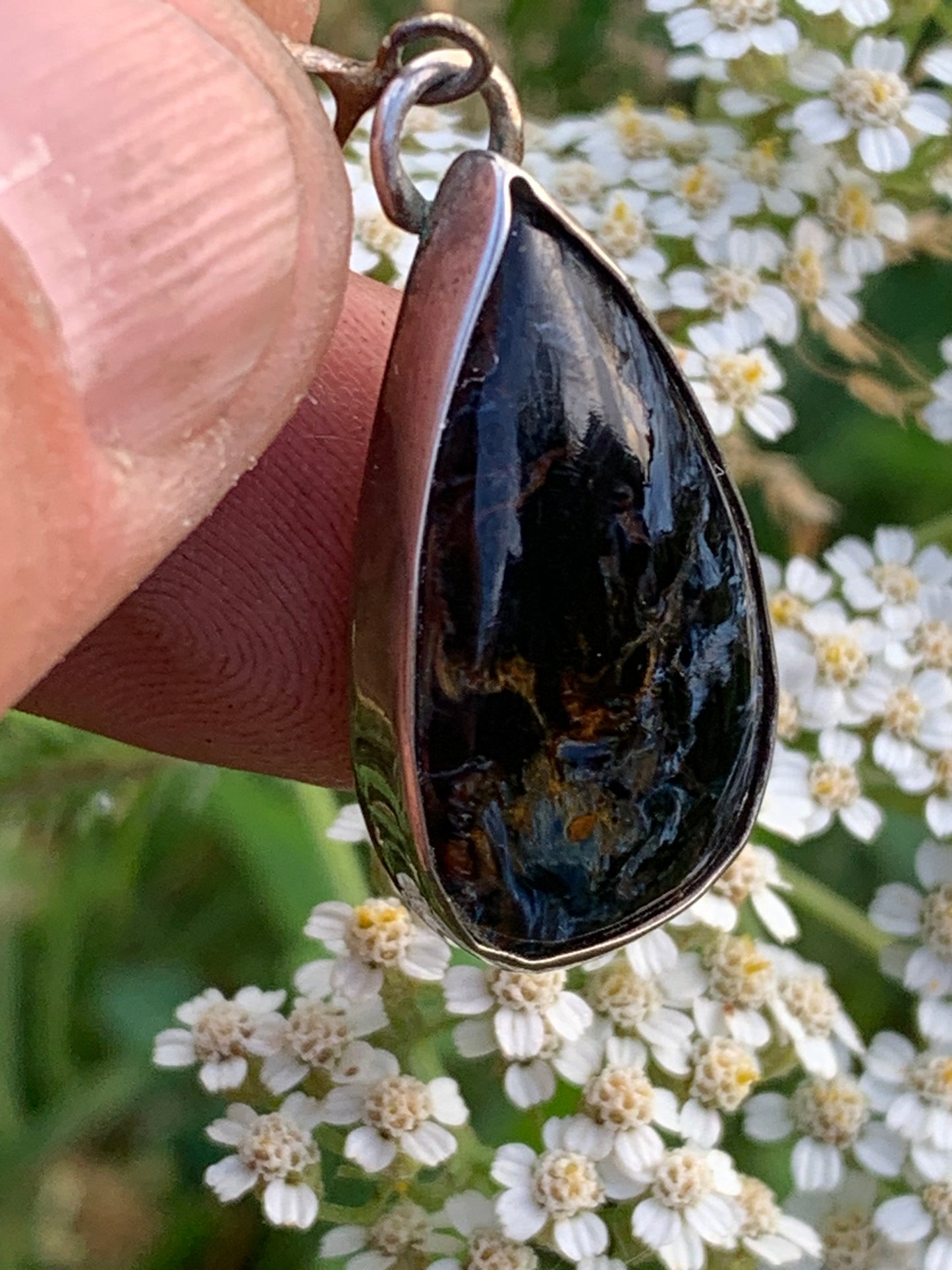 Pietersite, pendentif en Argent 925 de 30mm de hauteur x 15 de largeur x 6 d'épaisseur - 6 grammes. Vendu avec cordon réglable de couleur noire !