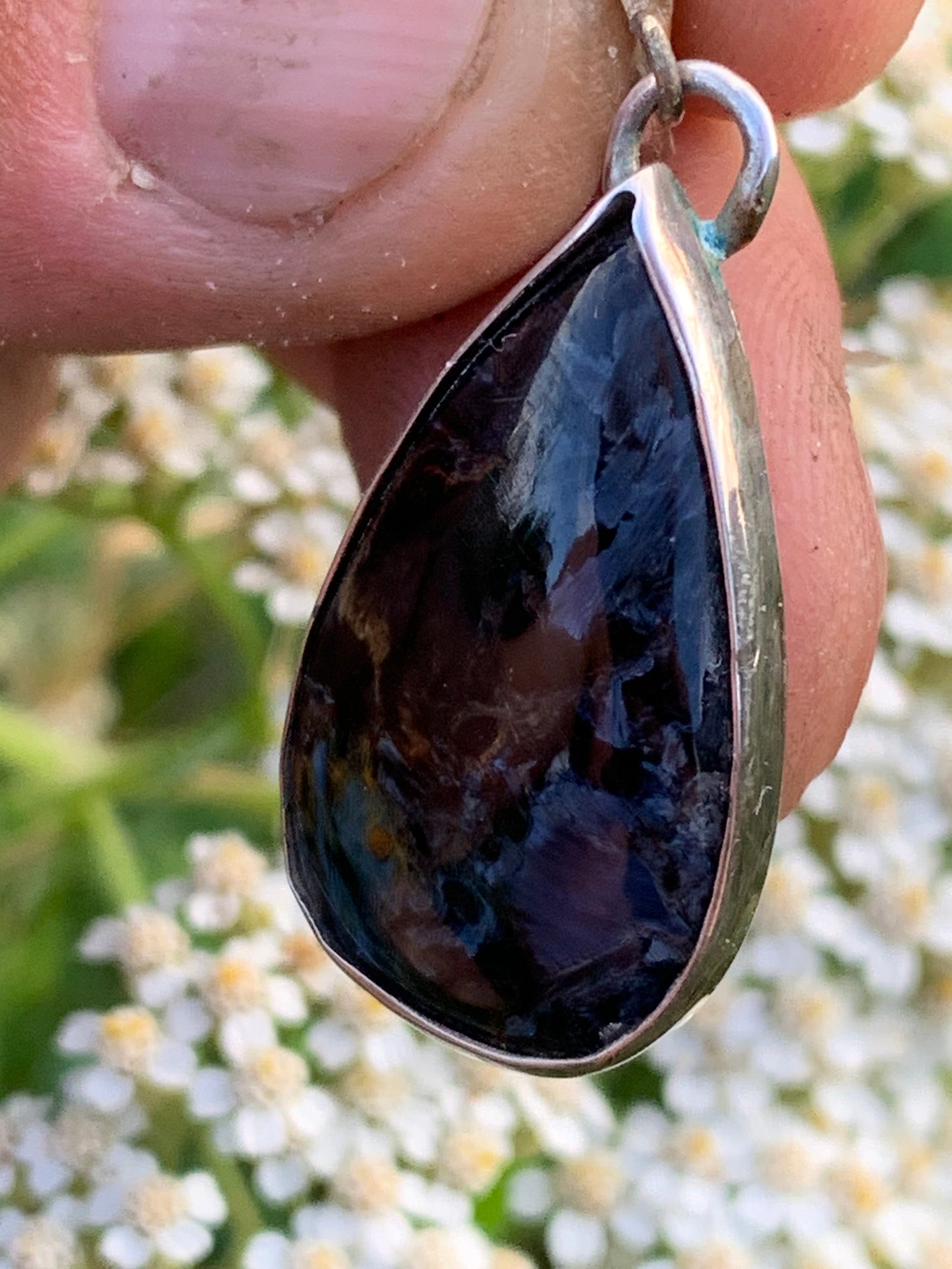 Pietersite, pendentif en Argent 925 de 30mm de hauteur x 15 de largeur x 6 d'épaisseur - 6 grammes. Vendu avec cordon réglable de couleur noire !