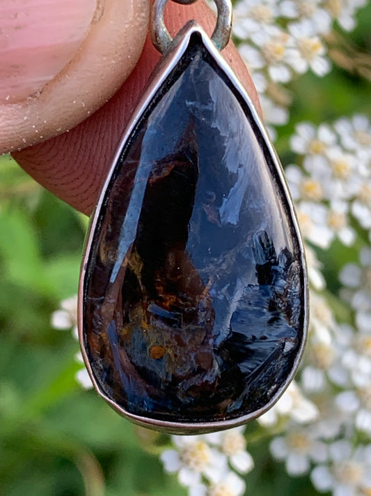 Pietersite, pendentif en Argent 925 de 30mm de hauteur x 15 de largeur x 6 d'épaisseur - 6 grammes. Vendu avec cordon réglable de couleur noire !