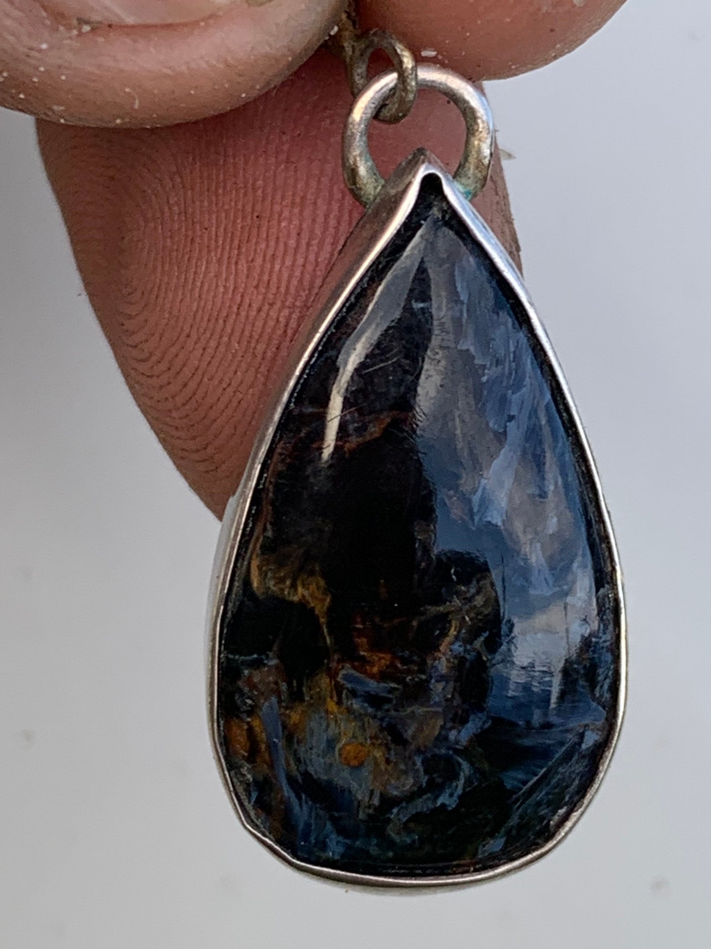 Pietersite, pendentif en Argent 925 de 30mm de hauteur x 15 de largeur x 6 d'épaisseur - 6 grammes. Vendu avec cordon réglable de couleur noire !