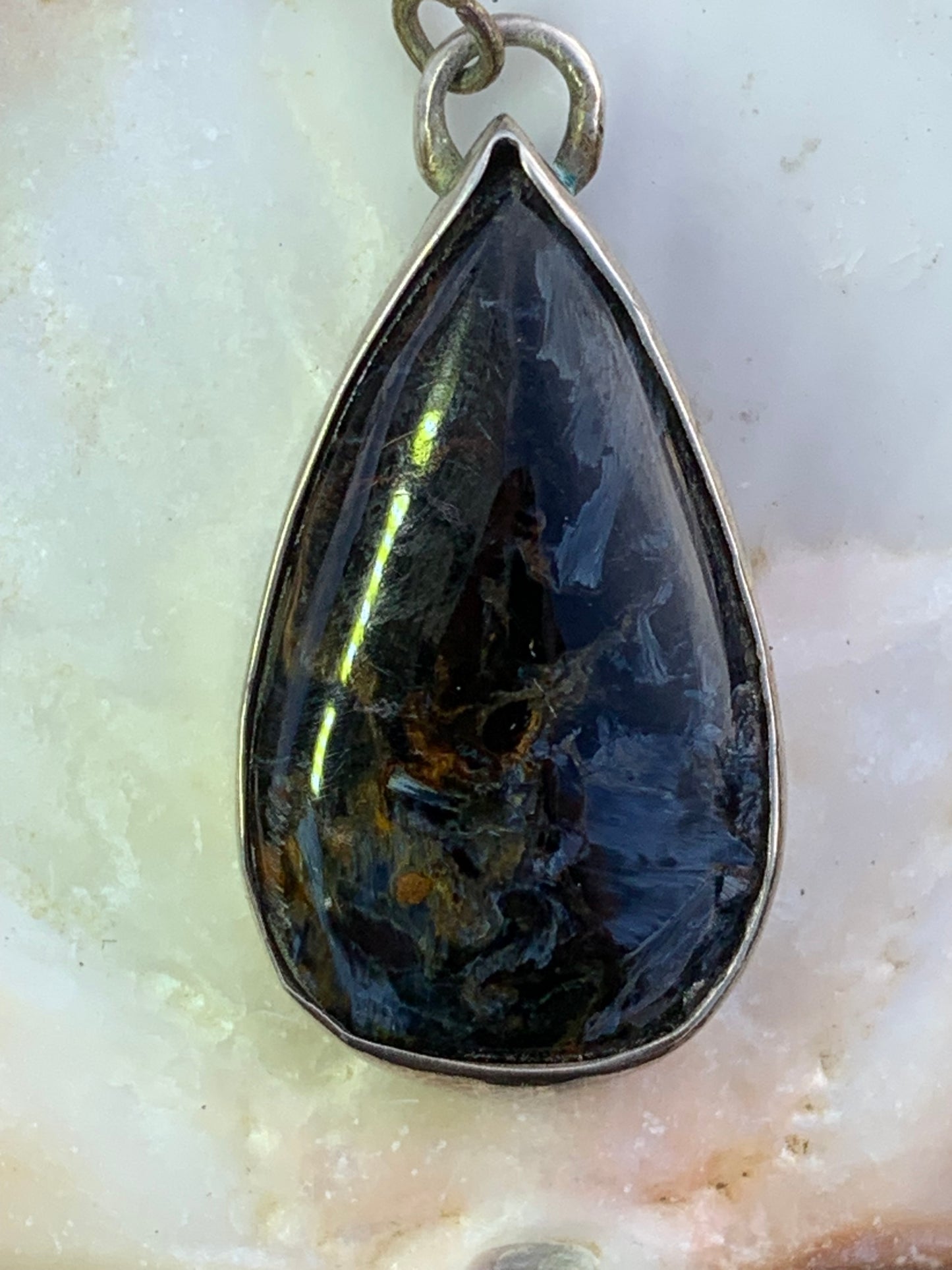 Pietersite, pendentif en Argent 925 de 30mm de hauteur x 15 de largeur x 6 d'épaisseur - 6 grammes. Vendu avec cordon réglable de couleur noire !