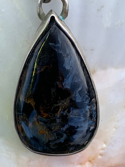 Pietersite, pendentif en Argent 925 de 30mm de hauteur x 15 de largeur x 6 d'épaisseur - 6 grammes. Vendu avec cordon réglable de couleur noire !