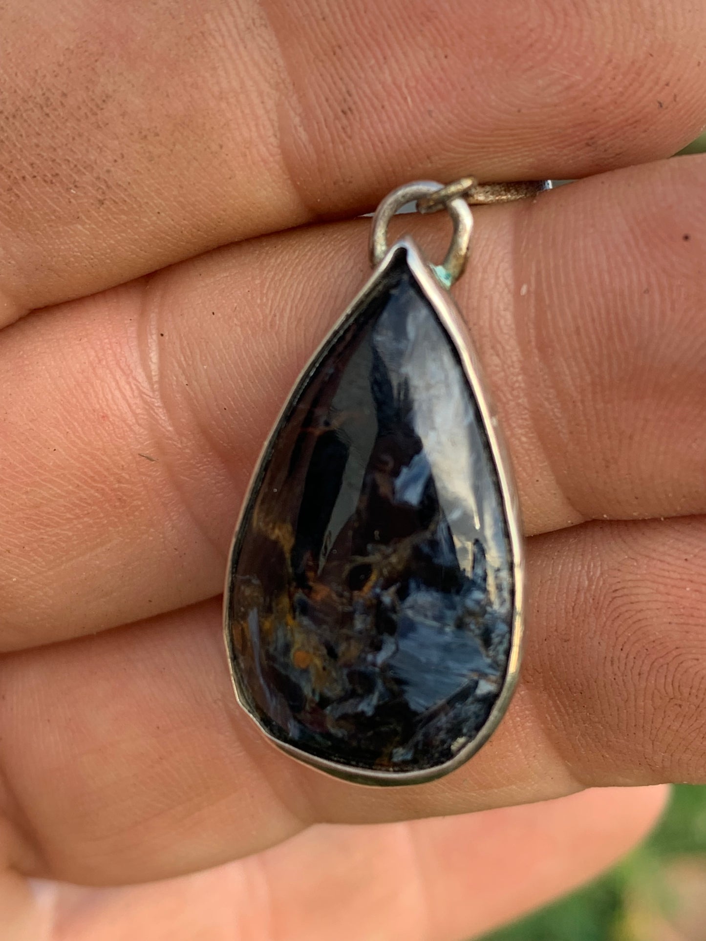 Pietersite, pendentif en Argent 925 de 30mm de hauteur x 15 de largeur x 6 d'épaisseur - 6 grammes. Vendu avec cordon réglable de couleur noire !