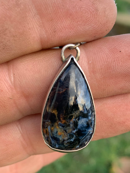 Pietersite, pendentif en Argent 925 de 30mm de hauteur x 15 de largeur x 6 d'épaisseur - 6 grammes. Vendu avec cordon réglable de couleur noire !