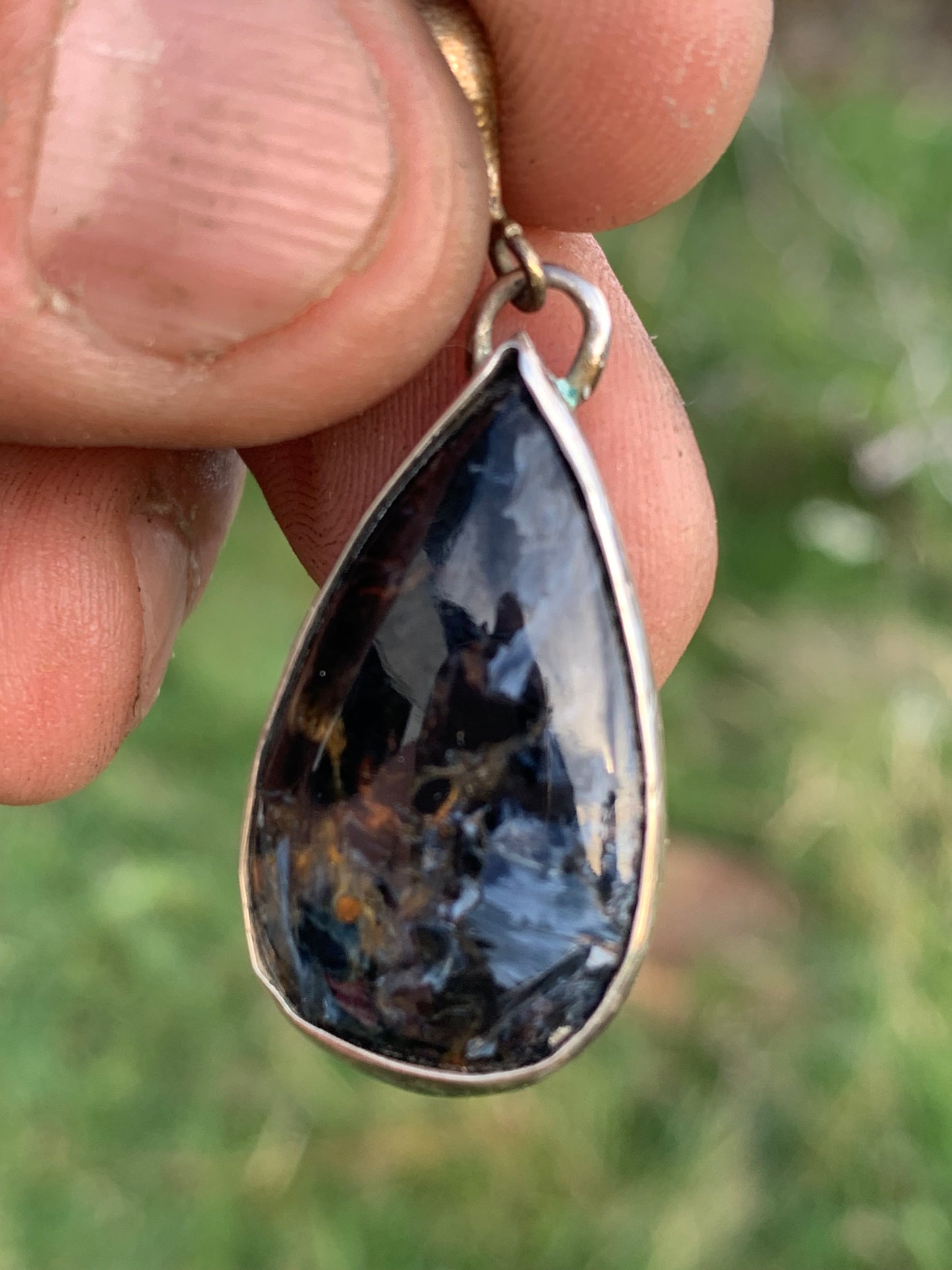 Pietersite, pendentif en Argent 925 de 30mm de hauteur x 15 de largeur x 6 d'épaisseur - 6 grammes. Vendu avec cordon réglable de couleur noire !