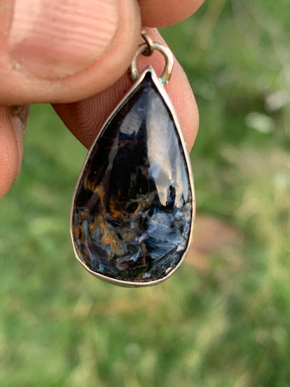 Pietersite, pendentif en Argent 925 de 30mm de hauteur x 15 de largeur x 6 d'épaisseur - 6 grammes. Vendu avec cordon réglable de couleur noire !