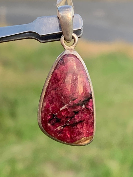 Eudialyte, pendentif en Argent 925 de 35mm de hauteur x 15 de largeur x 5 d'épaisseur - 3,7 grammes. Vendu avec cordon réglable de couleur noire !