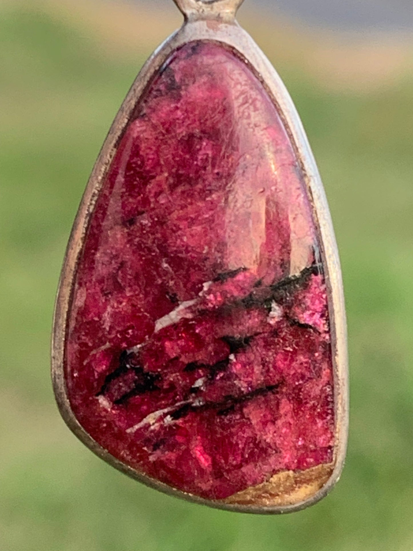 Eudialyte, pendentif en Argent 925 de 35mm de hauteur x 15 de largeur x 5 d'épaisseur - 3,7 grammes. Vendu avec cordon réglable de couleur noire !