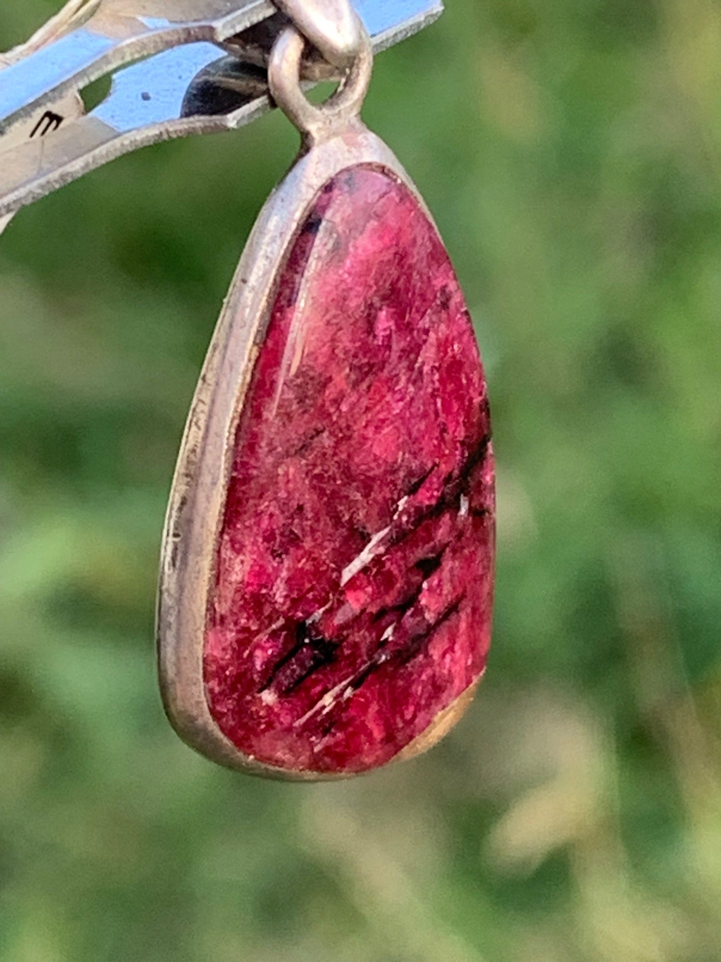 Eudialyte, pendentif en Argent 925 de 35mm de hauteur x 15 de largeur x 5 d'épaisseur - 3,7 grammes. Vendu avec cordon réglable de couleur noire !