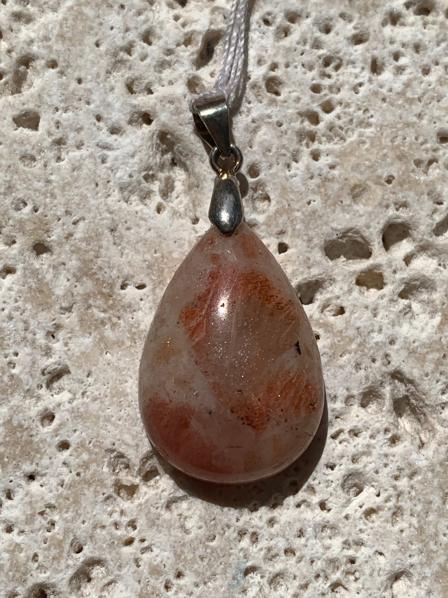 Pierre du Soleil, pendentif de 37mm x17 x8 - 5,7 gr. Superbe pièce prêt à porter ou à offrir !