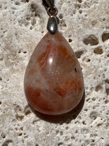 Pierre du Soleil, pendentif de 37mm x17 x8 - 5,7 gr. Superbe pièce prêt à porter ou à offrir !