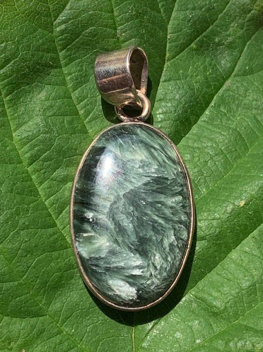 Séraphinite ! Pendentif en Argent 925 de 38mm de hauteur x 17 x 7. Vendu avec cordon réglable de couleur noire !