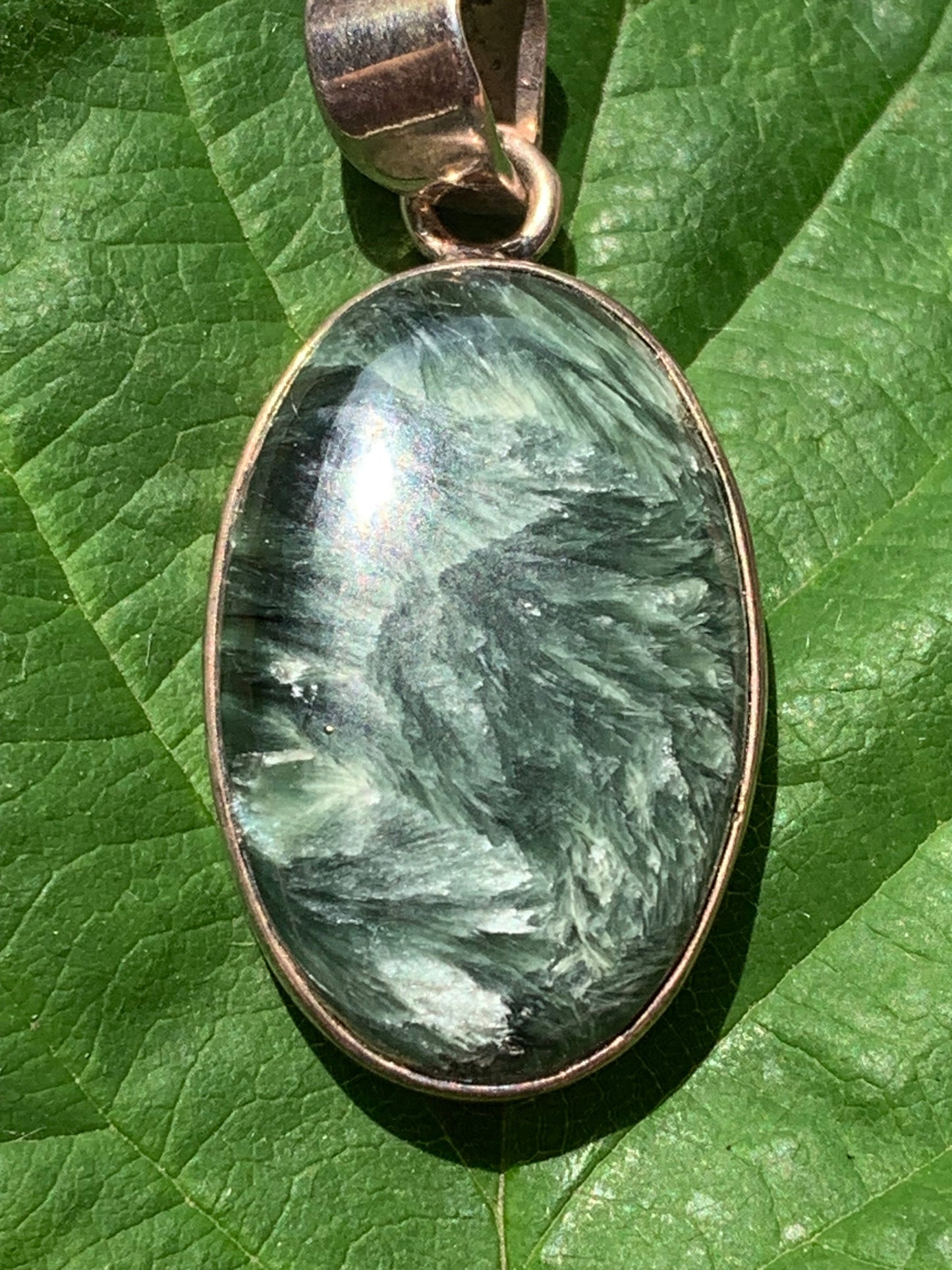 Séraphinite ! Pendentif en Argent 925 de 38mm de hauteur x 17 x 7. Vendu avec cordon réglable de couleur noire !