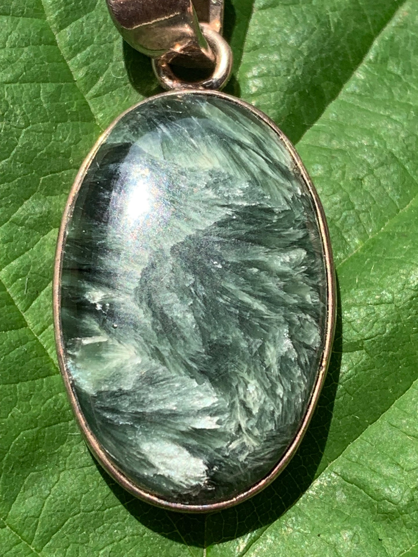 Séraphinite ! Pendentif en Argent 925 de 38mm de hauteur x 17 x 7. Vendu avec cordon réglable de couleur noire !