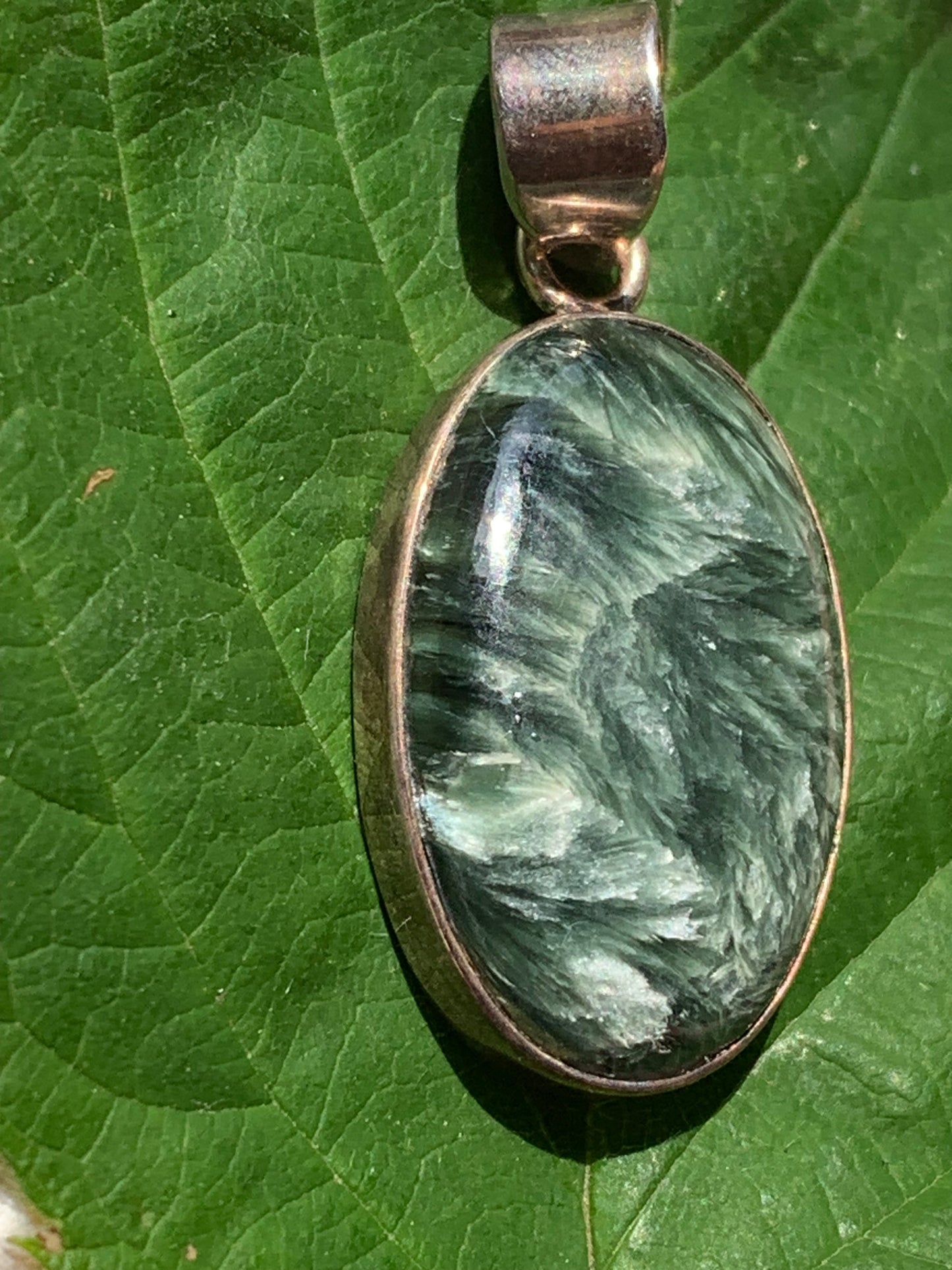 Séraphinite ! Pendentif en Argent 925 de 38mm de hauteur x 17 x 7. Vendu avec cordon réglable de couleur noire !