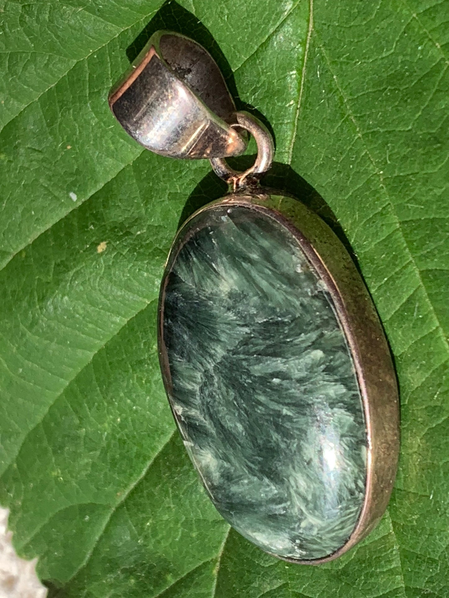 Séraphinite ! Pendentif en Argent 925 de 38mm de hauteur x 17 x 7. Vendu avec cordon réglable de couleur noire !