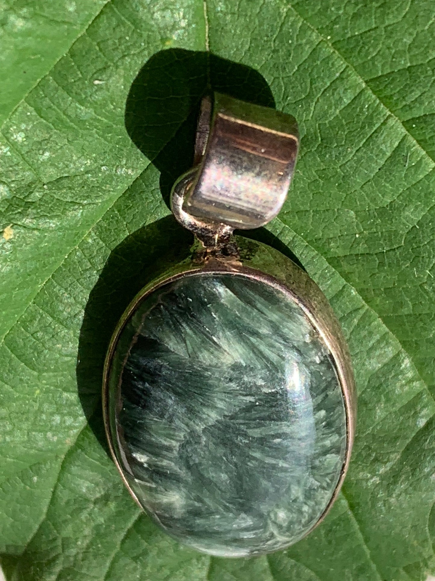 Séraphinite ! Pendentif en Argent 925 de 38mm de hauteur x 17 x 7. Vendu avec cordon réglable de couleur noire !