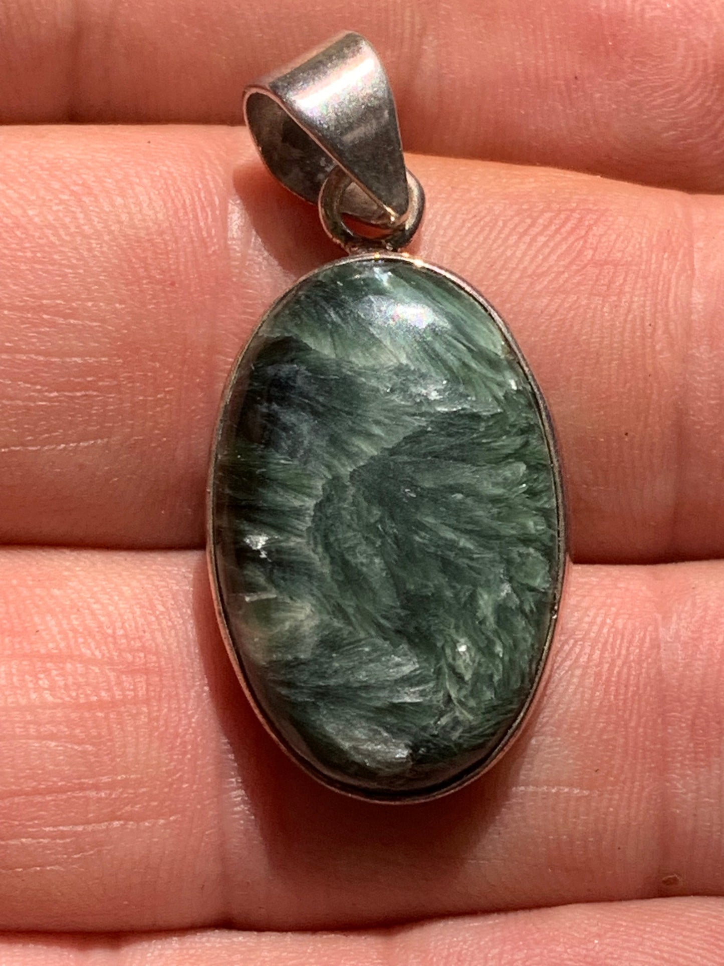 Séraphinite ! Pendentif en Argent 925 de 38mm de hauteur x 17 x 7. Vendu avec cordon réglable de couleur noire !