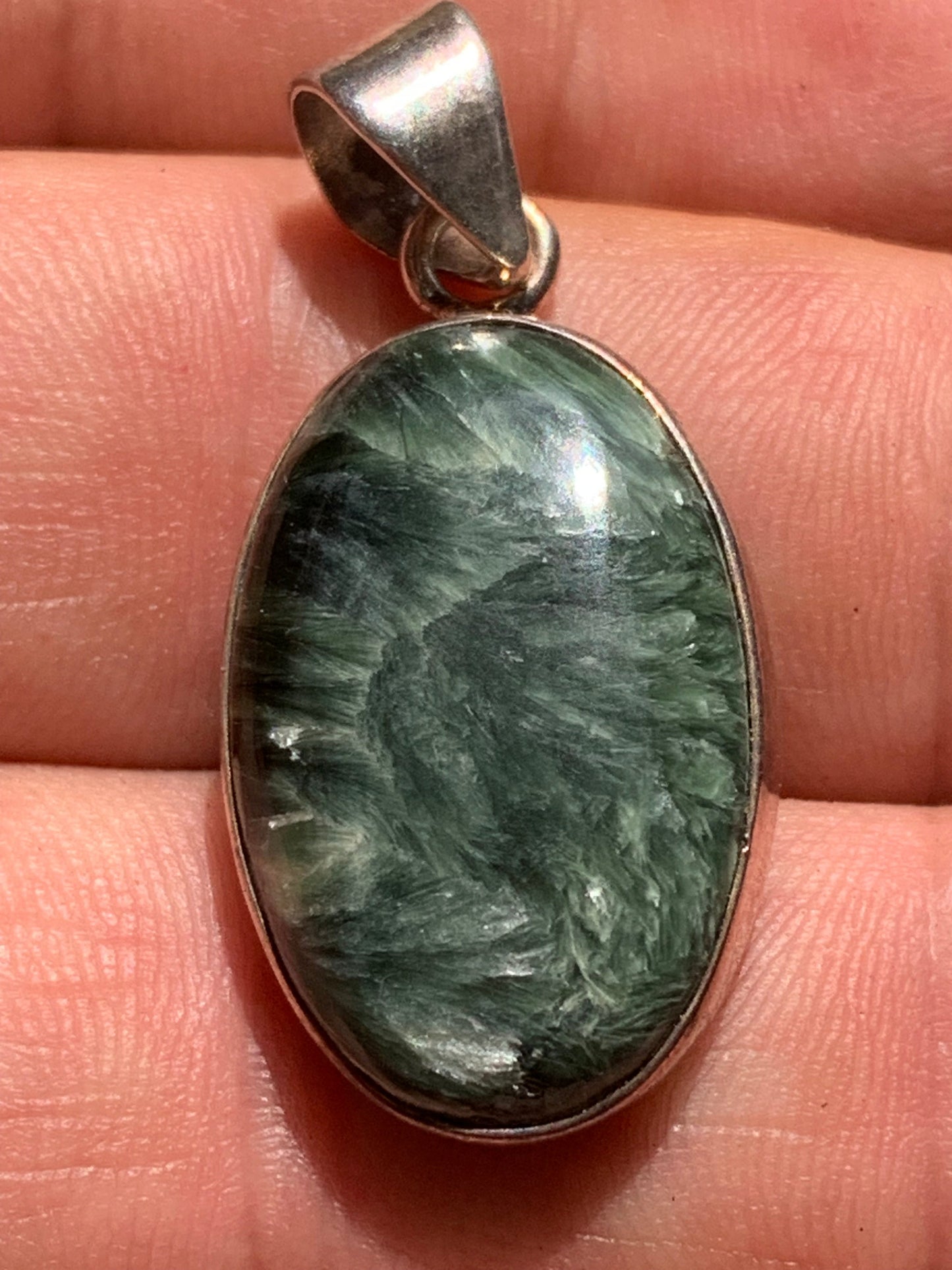 Séraphinite ! Pendentif en Argent 925 de 38mm de hauteur x 17 x 7. Vendu avec cordon réglable de couleur noire !