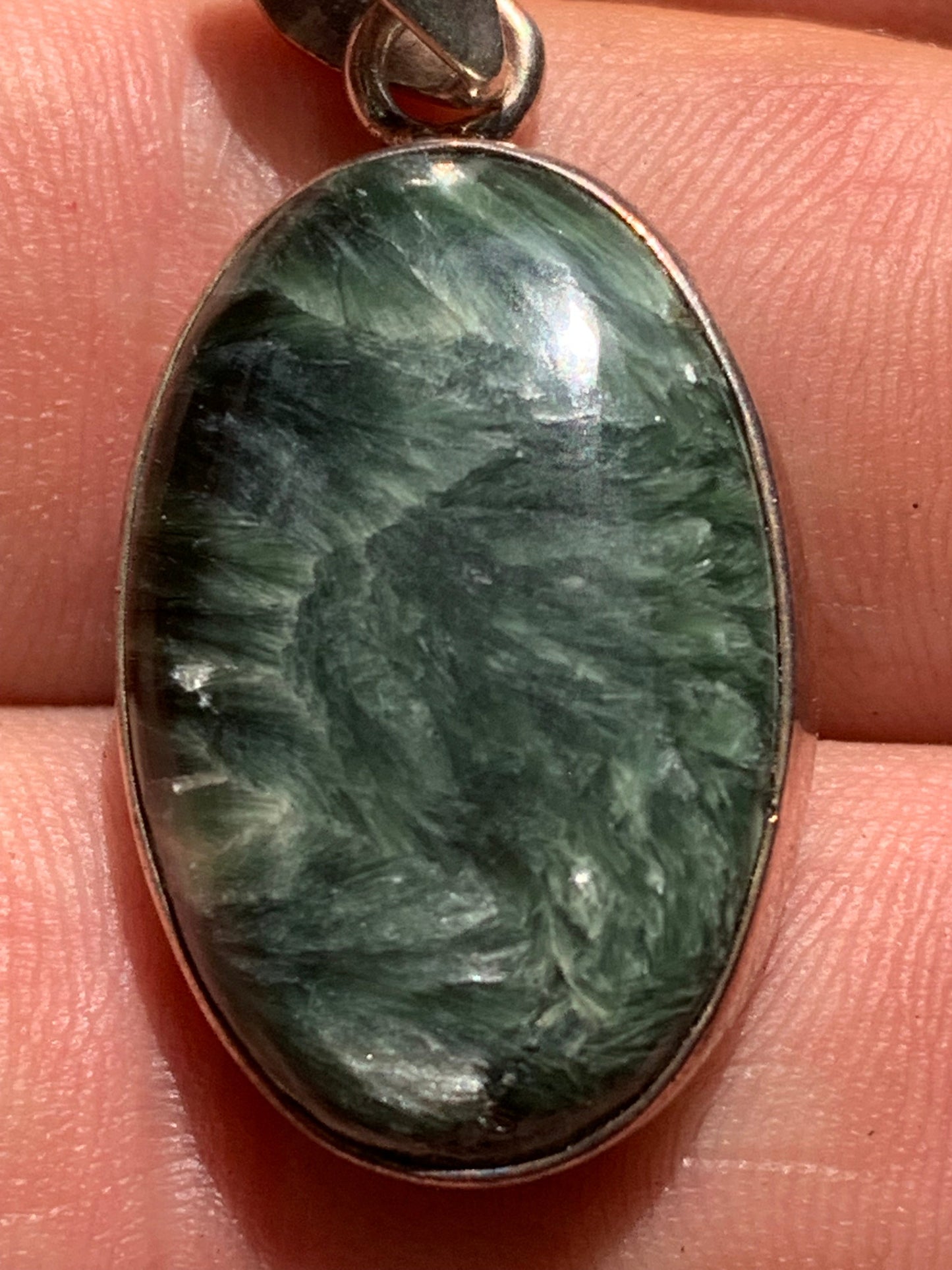 Séraphinite ! Pendentif en Argent 925 de 38mm de hauteur x 17 x 7. Vendu avec cordon réglable de couleur noire !