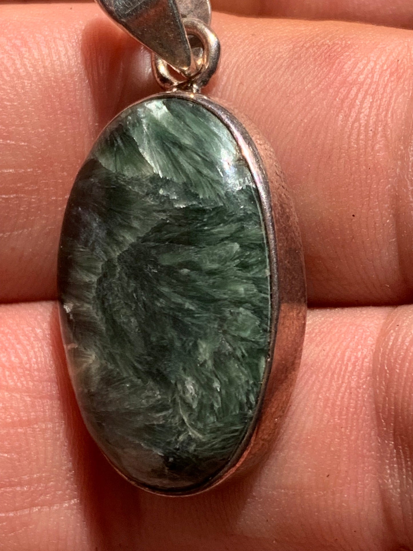Séraphinite ! Pendentif en Argent 925 de 38mm de hauteur x 17 x 7. Vendu avec cordon réglable de couleur noire !