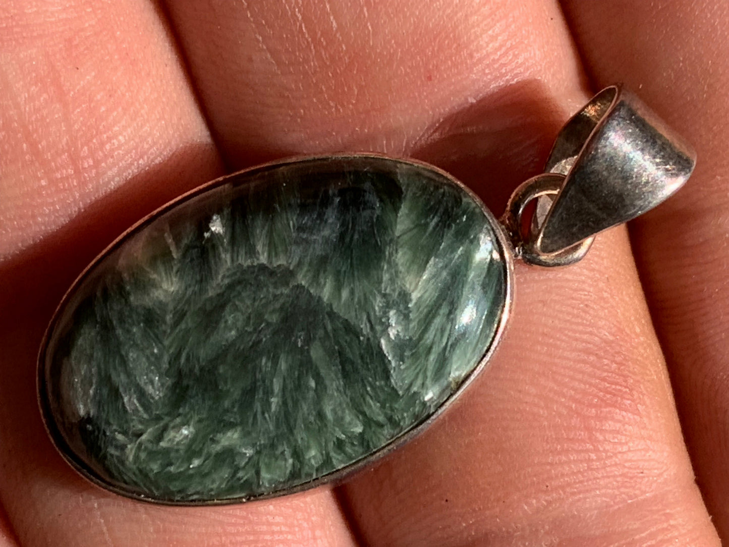 Séraphinite ! Pendentif en Argent 925 de 38mm de hauteur x 17 x 7. Vendu avec cordon réglable de couleur noire !