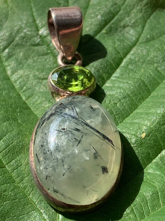 Prehnite avec Péridot, pendentif sertis Argent unique, de 42mm x17 x10. Parfait en collection, bijouterie, exposition...