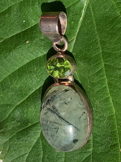 Prehnite avec Péridot, pendentif sertis Argent unique, de 42mm x17 x10. Parfait en collection, bijouterie, exposition...