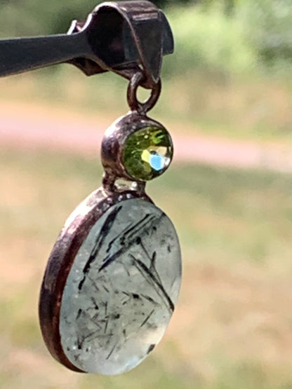 Prehnite avec Péridot, pendentif sertis Argent unique, de 42mm x17 x10. Parfait en collection, bijouterie, exposition...