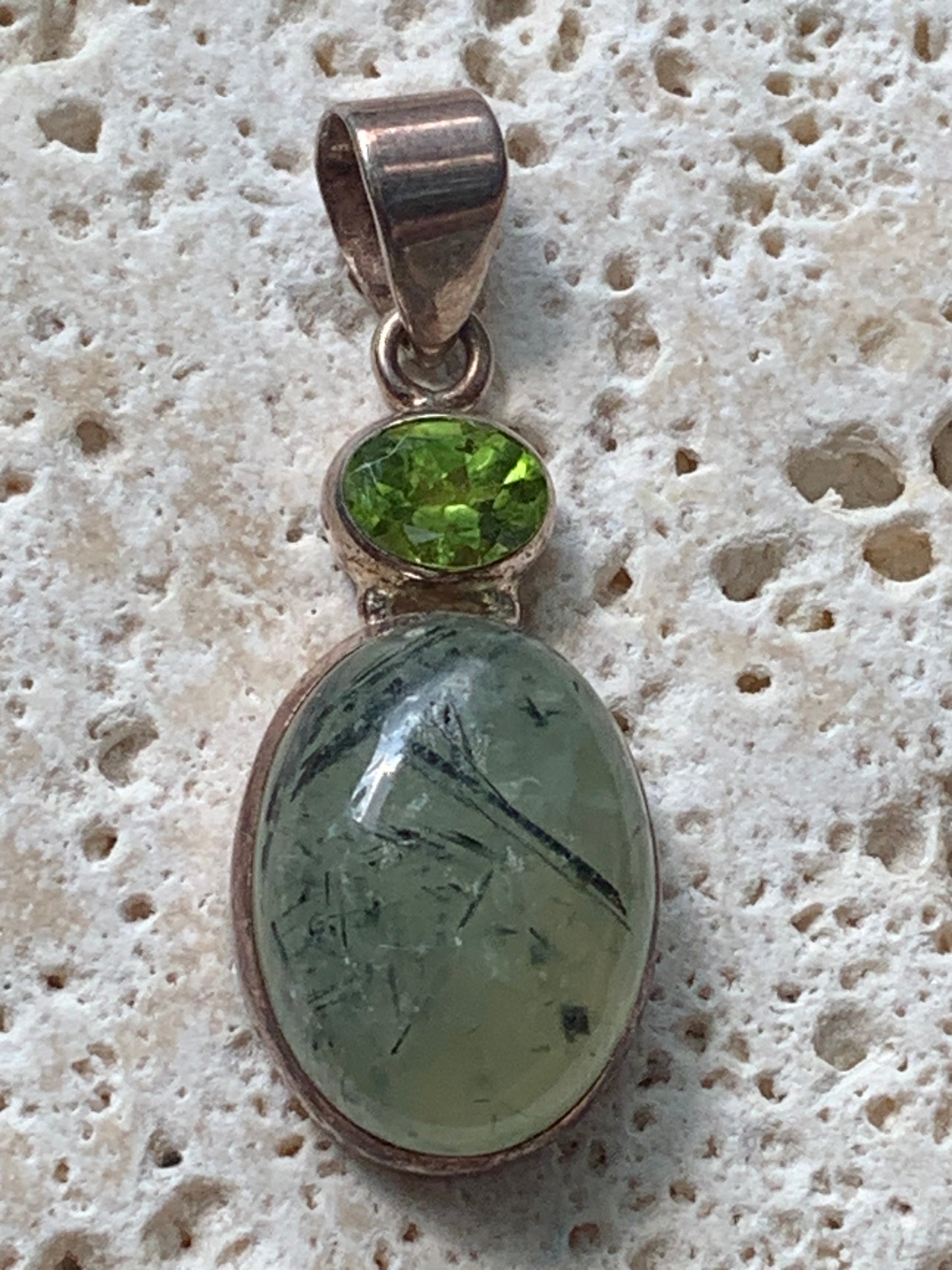 Prehnite avec Péridot, pendentif sertis Argent unique, de 42mm x17 x10. Parfait en collection, bijouterie, exposition...