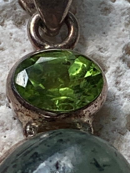 Prehnite avec Péridot, pendentif sertis Argent unique, de 42mm x17 x10. Parfait en collection, bijouterie, exposition...