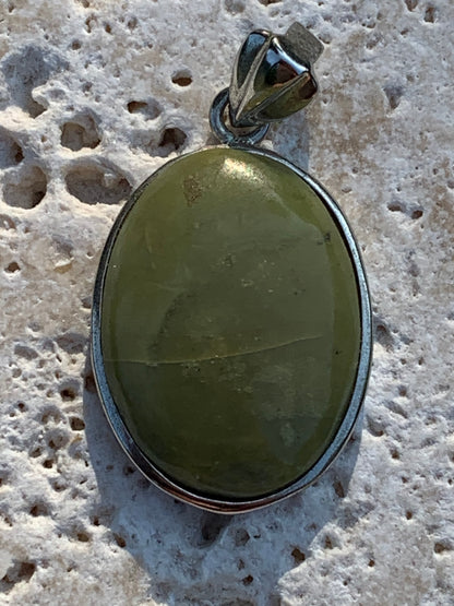 Serpentine ! Pendentif en Argent, 35mm de hauteur x 20 x 6. Vendu avec cordon réglable de couleur noire !