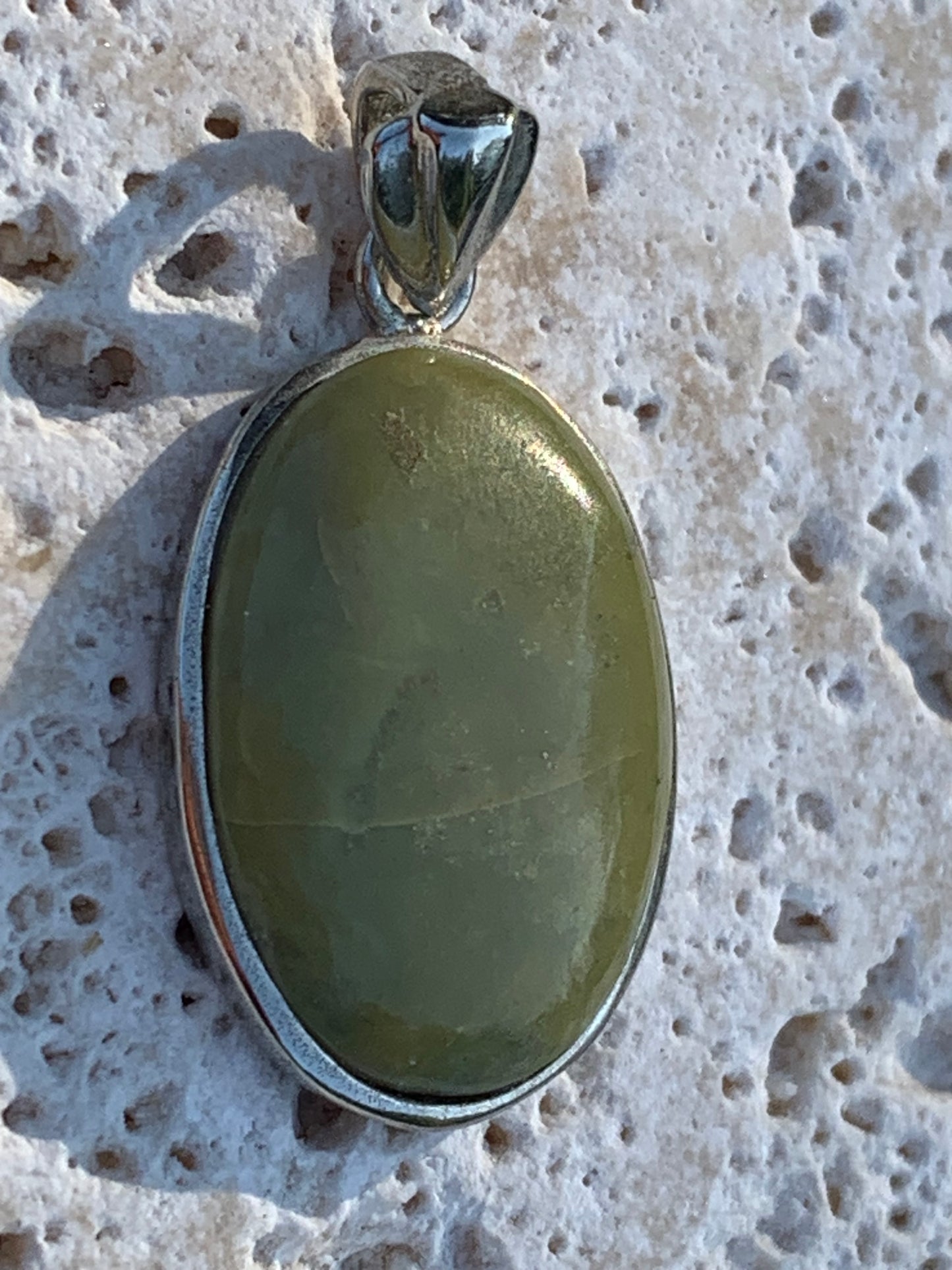 Serpentine ! Pendentif en Argent, 35mm de hauteur x 20 x 6. Vendu avec cordon réglable de couleur noire !