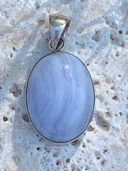 Agate Calcédoine Bleue, pendentif en Argent de 30millimètres de hauteur x 16 x 10. Vendu avec cordon noir réglable offert !
