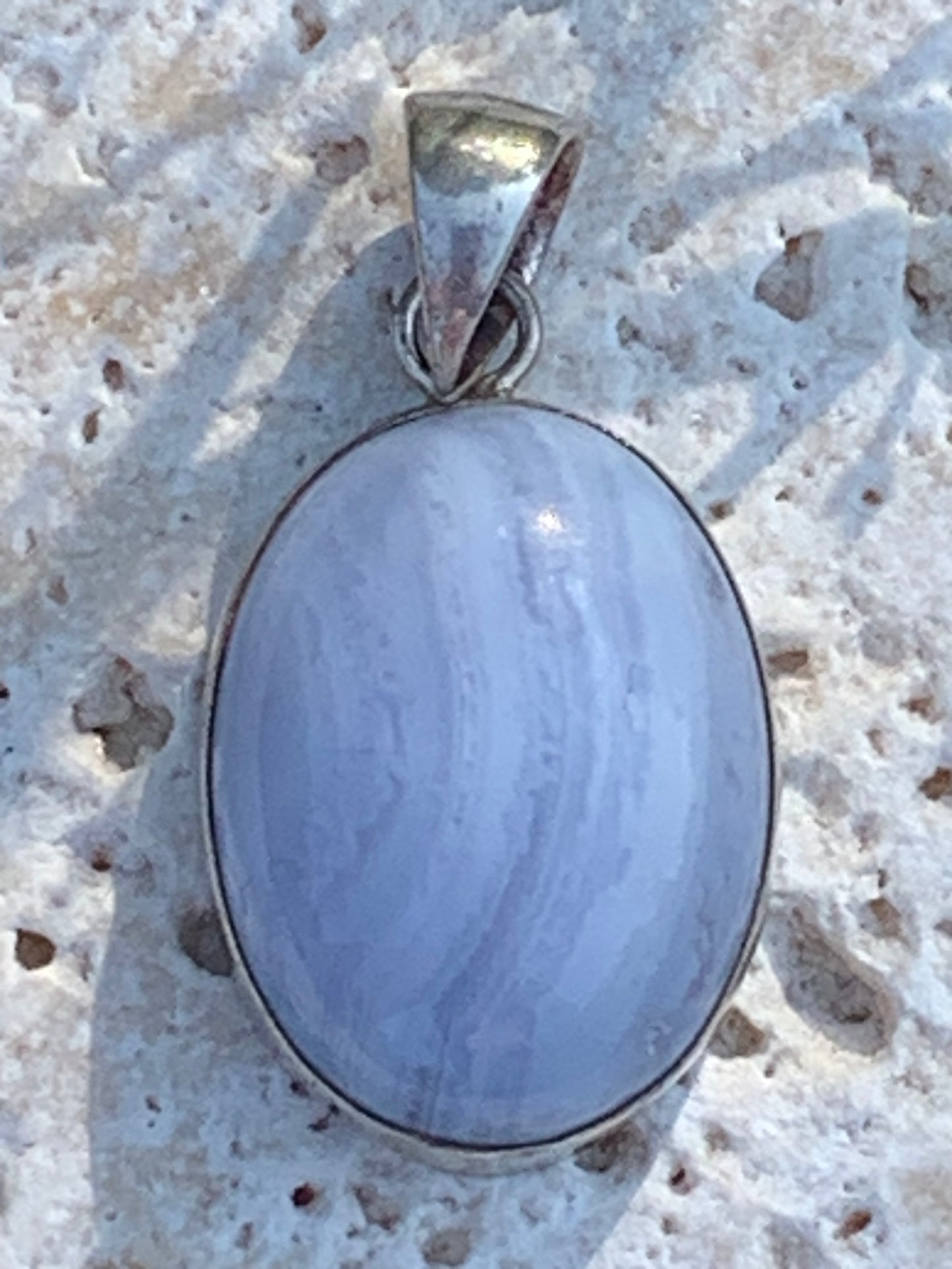 Agate Calcédoine Bleue, pendentif en Argent de 30millimètres de hauteur x 16 x 10. Vendu avec cordon noir réglable offert !