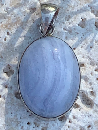 Agate Calcédoine Bleue, pendentif en Argent de 30millimètres de hauteur x 16 x 10. Vendu avec cordon noir réglable offert !