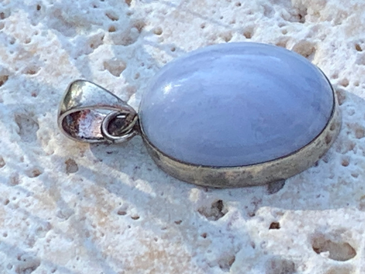 Agate Calcédoine Bleue, pendentif en Argent de 30millimètres de hauteur x 16 x 10. Vendu avec cordon noir réglable offert !