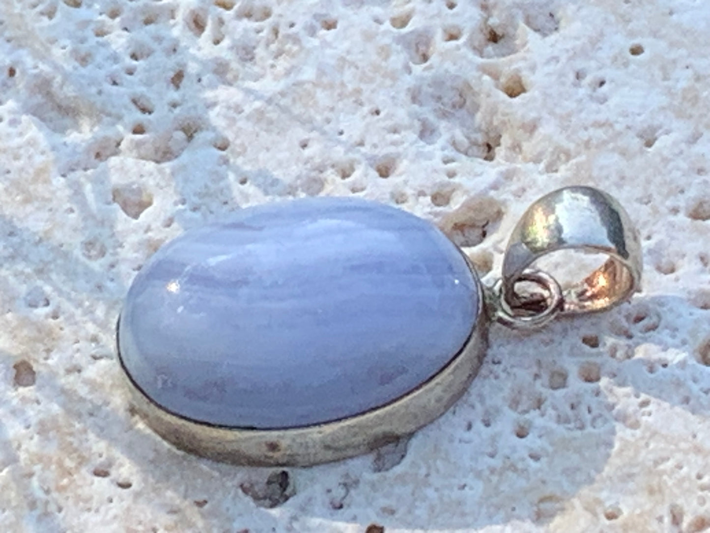 Agate Calcédoine Bleue, pendentif en Argent de 30millimètres de hauteur x 16 x 10. Vendu avec cordon noir réglable offert !